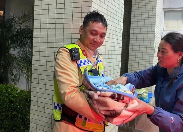 Sản phụ sinh b&eacute; trai ngay tr&ecirc;n xe tuần tra CSGT- Ảnh 1.