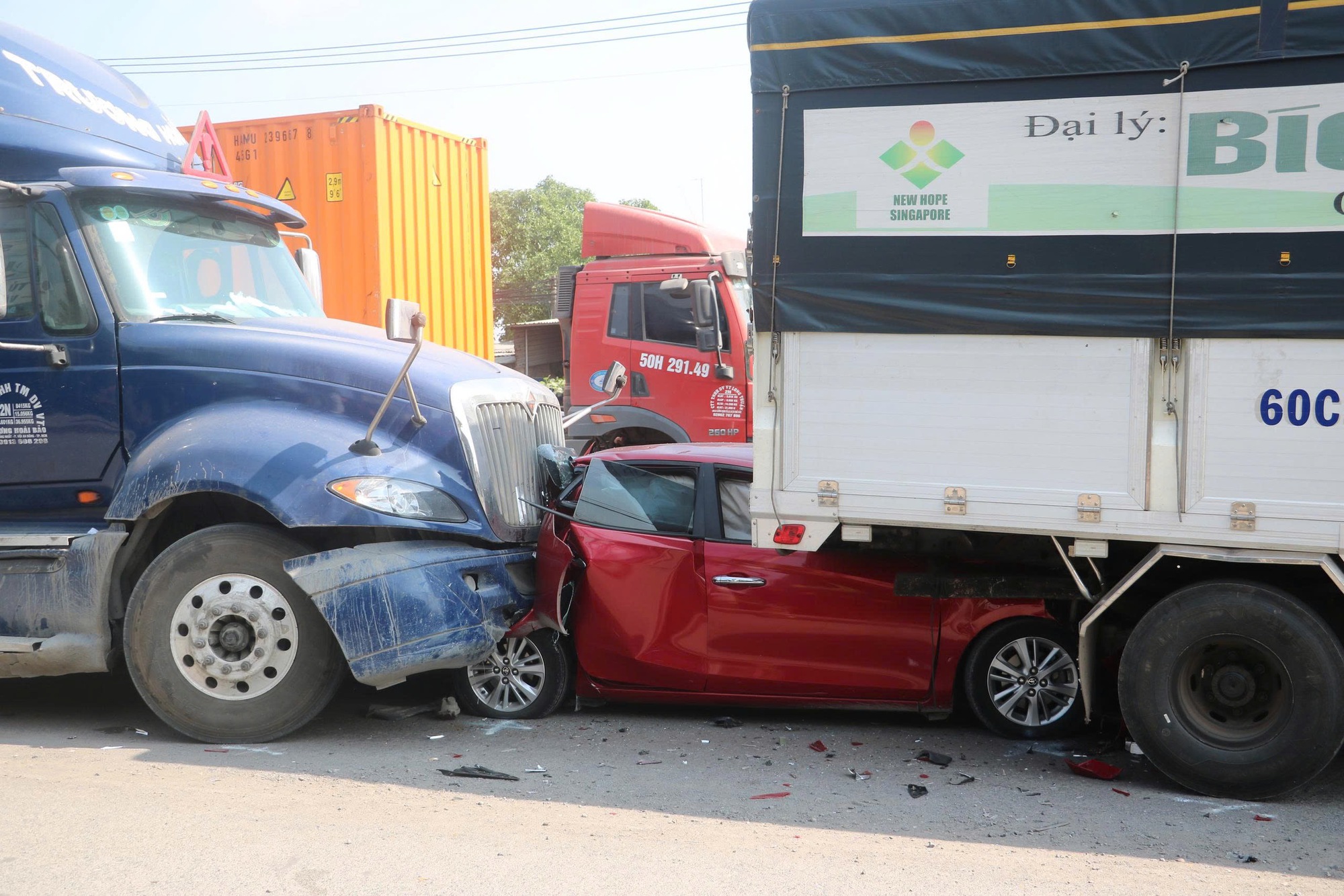 Va chạm li&ecirc;n ho&agrave;n tr&ecirc;n Quốc lộ 51, &ugrave;n tắc giao th&ocirc;ng k&eacute;o d&agrave;i khoảng 5 km- Ảnh 1.