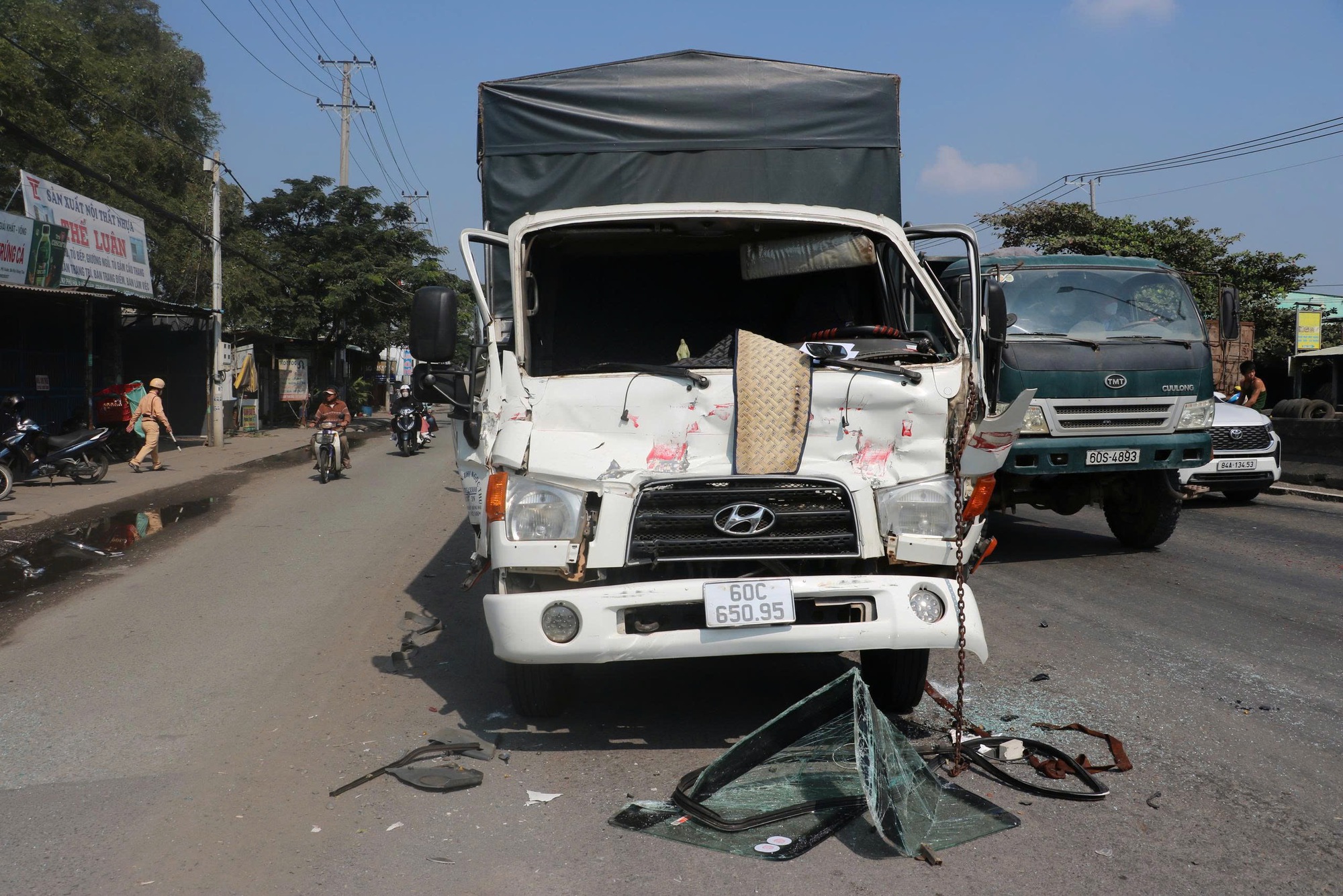 Va chạm li&ecirc;n ho&agrave;n tr&ecirc;n Quốc lộ 51, &ugrave;n tắc giao th&ocirc;ng k&eacute;o d&agrave;i khoảng 5 km- Ảnh 2.