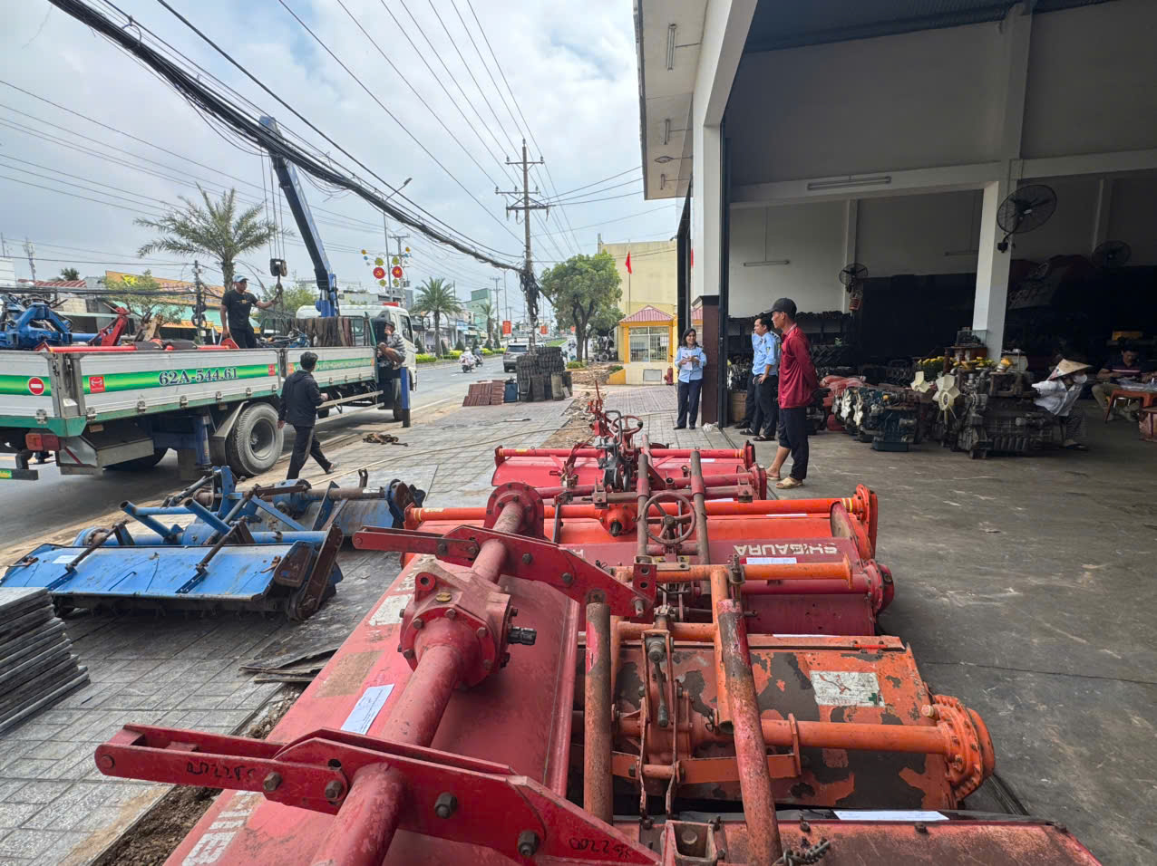 Đột xuất kiểm tra các hộ kinh doanh: Phát hiện nhiều sai phạm nghiêm trọng, có cơ sở bị phạt gần 100 triệu đồng- Ảnh 2. Đột xuất kiểm tra các hộ kinh doanh: Phát hiện nhiều sai phạm nghiêm trọng, có cơ sở bị phạt gần 100 triệu đồng- Ảnh 2.