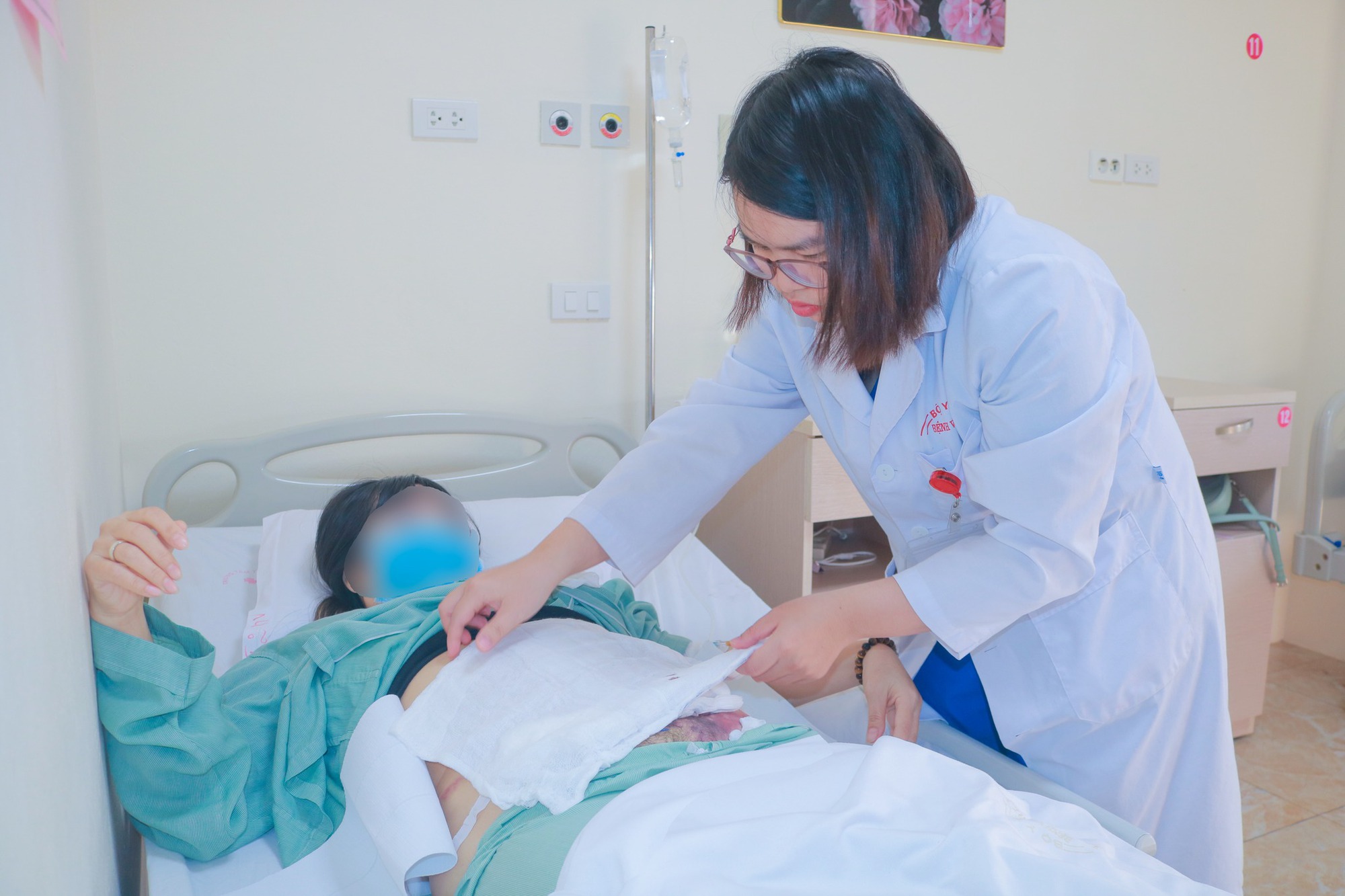 Nguy kịch sau h&uacute;t mỡ bụng, gh&eacute;p mỡ mặt k&eacute;o d&agrave;i 7-8 giờ tại ph&ograve;ng thẩm mỹ tư nh&acirc;n: BS khuyến c&aacute;o chị em khi muốn l&agrave;m đẹp đ&oacute;n Tết- Ảnh 2.