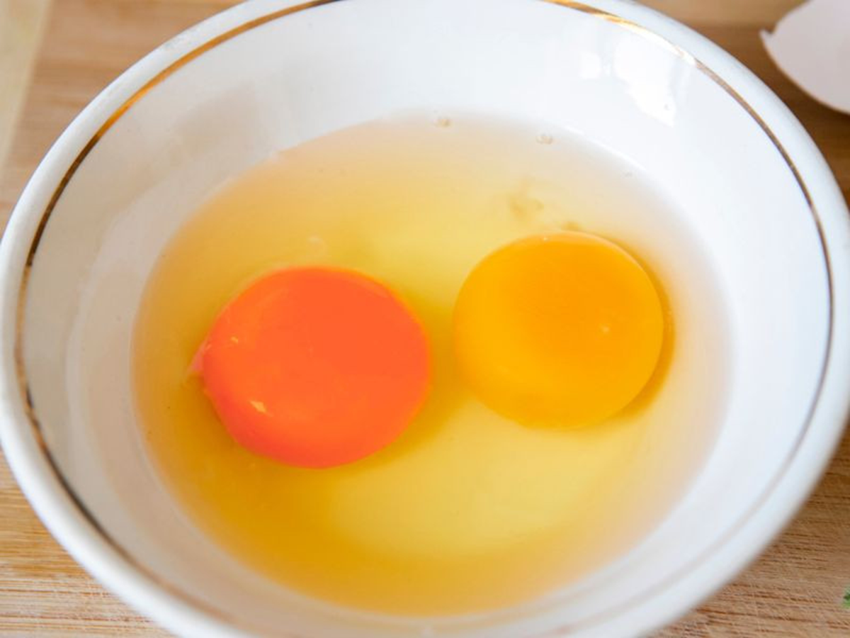 Đập trứng g&agrave; l&ograve;ng đỏ đậm v&agrave; nhạt kh&aacute;c nhau: Chuy&ecirc;n gia tiết lộ "3 nhớ 2 kh&ocirc;ng" để chọn trứng tốt nhất- Ảnh 2.