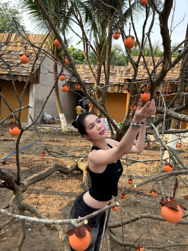 Ngọc Trinh da trắng mịn, eo thon đẳng cấp nhờ 2 loại nước d&acirc;n d&atilde;, 1 loại rau rẻ b&egrave;o b&aacute;n đầy chợ Việt- Ảnh 2.