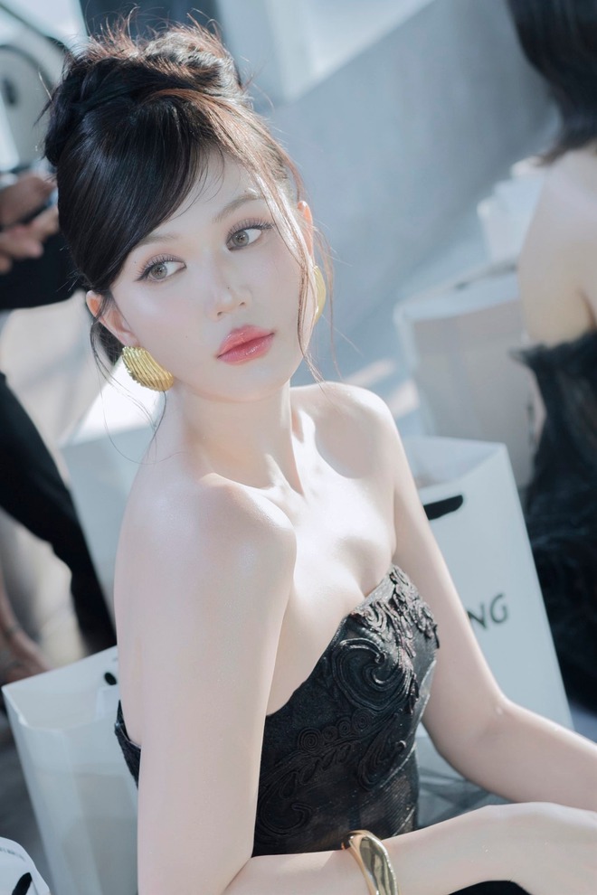 Ngọc Trinh da trắng mịn, eo thon đẳng cấp nhờ 2 loại nước d&acirc;n d&atilde;, 1 loại rau rẻ b&egrave;o b&aacute;n đầy chợ Việt- Ảnh 6.