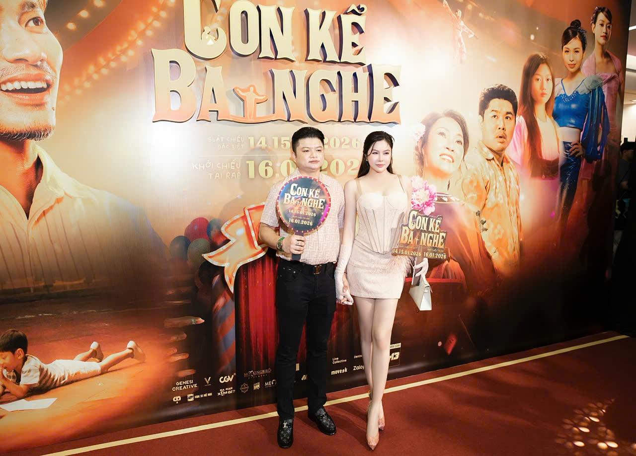 Hoa hậu L&ecirc; Thu Thảo rạng rỡ tr&ecirc;n thảm đỏ ra mắt phim &ldquo;Con kể ba nghe&rdquo;- Ảnh 1.