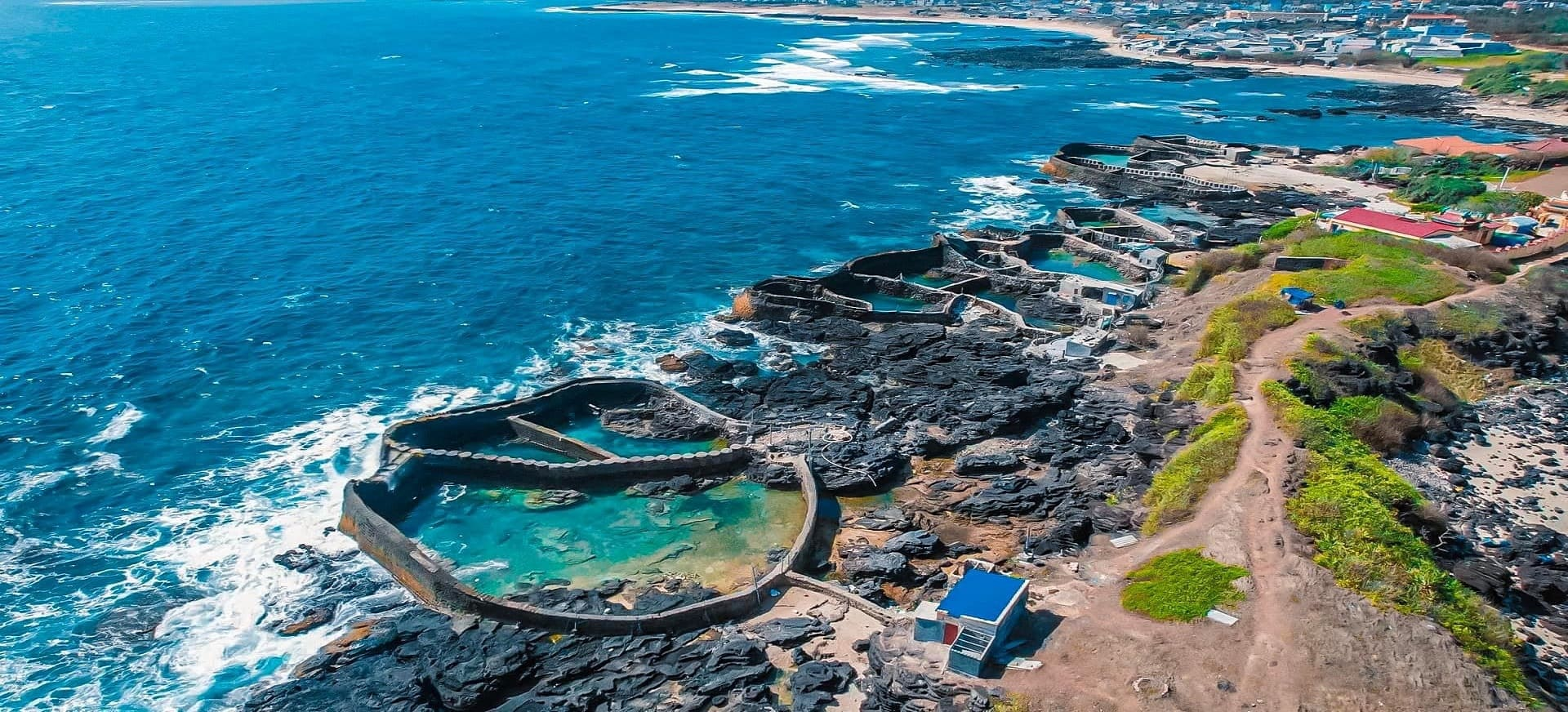 Kh&ocirc;ng phải Ph&uacute; Quốc, đ&acirc;y mới l&agrave; điểm du lịch biển lọt Top 10 nơi đ&aacute;ng đến nhất Đ&ocirc;ng Nam &Aacute; 2026 do nước ngo&agrave;i b&igrave;nh chọn: Nước xanh như ngọc, hải sản vừa rẻ vừa tươi r&oacute;i- Ảnh 3.