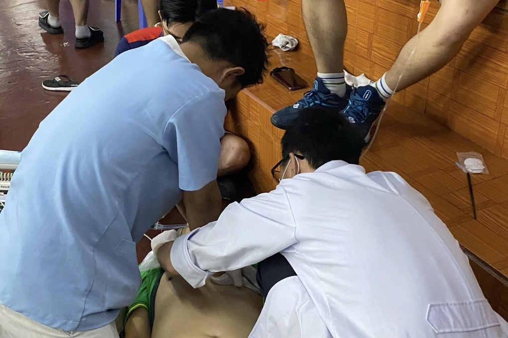 Một huấn luyện vi&ecirc;n đột tử tr&ecirc;n s&acirc;n cầu l&ocirc;ng- Ảnh 1.