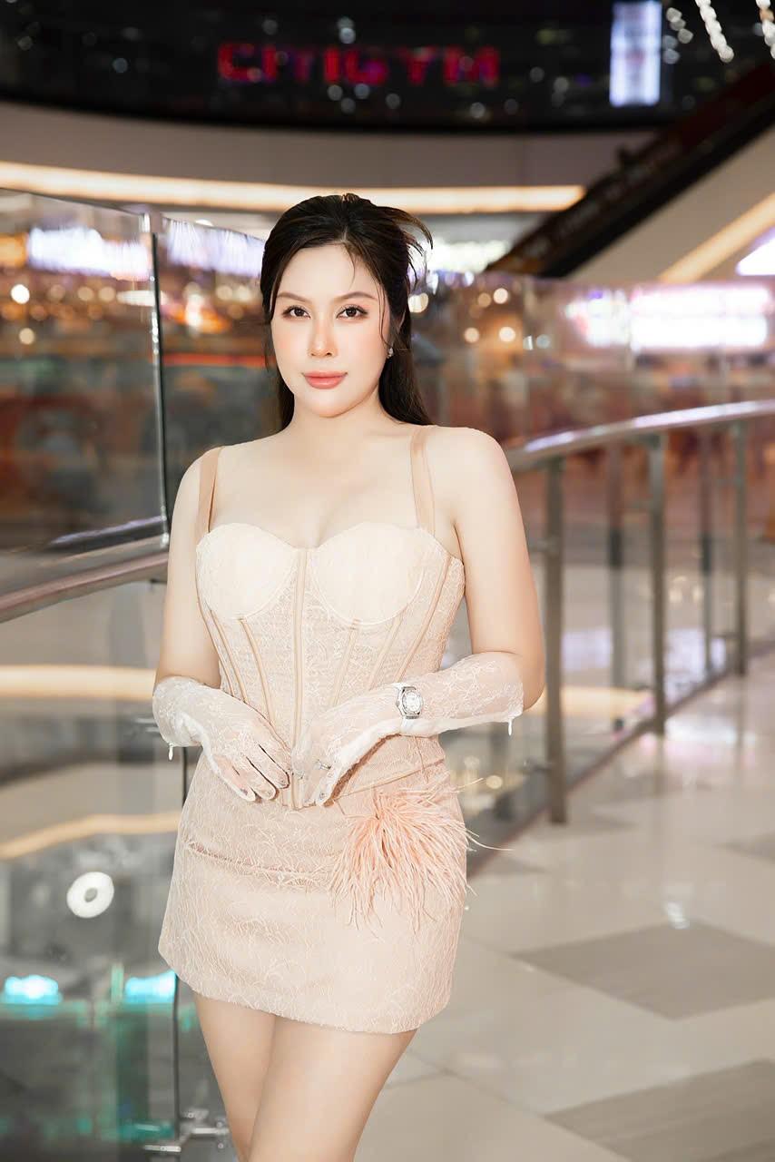 Hoa hậu L&ecirc; Thu Thảo rạng rỡ tr&ecirc;n thảm đỏ ra mắt phim &ldquo;Con kể ba nghe&rdquo;- Ảnh 5.