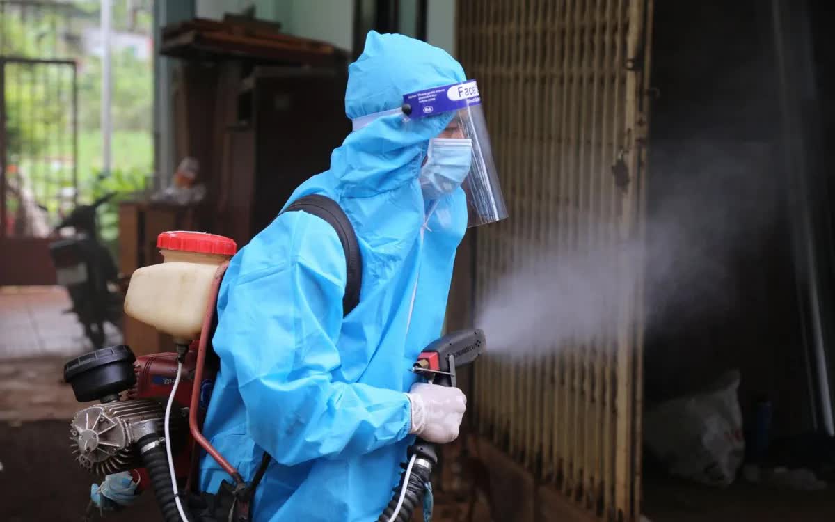 Sốt xuất huyết, tay ch&acirc;n miệng vẫn tiềm ẩn nguy cơ biến chứng nặng- Ảnh 1.