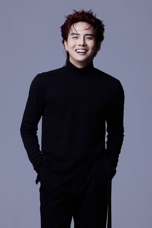 Qu&aacute; khứ của sao nam Vbiz đang hot rần rần: Nằm liệt giường v&igrave; bệnh tim, phải sống chung với thanh sắt d&agrave;i hơn 30cm- Ảnh 1.