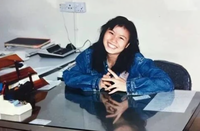 Từ bảo vệ c&ocirc;ng trường đến nữ tỷ ph&uacute; tự th&acirc;n gi&agrave;u bậc nhất thế giới: H&agrave;nh tr&igrave;nh đ&aacute;nh bại nghịch cảnh để chạm đến 16 tỷ USD- Ảnh 1.