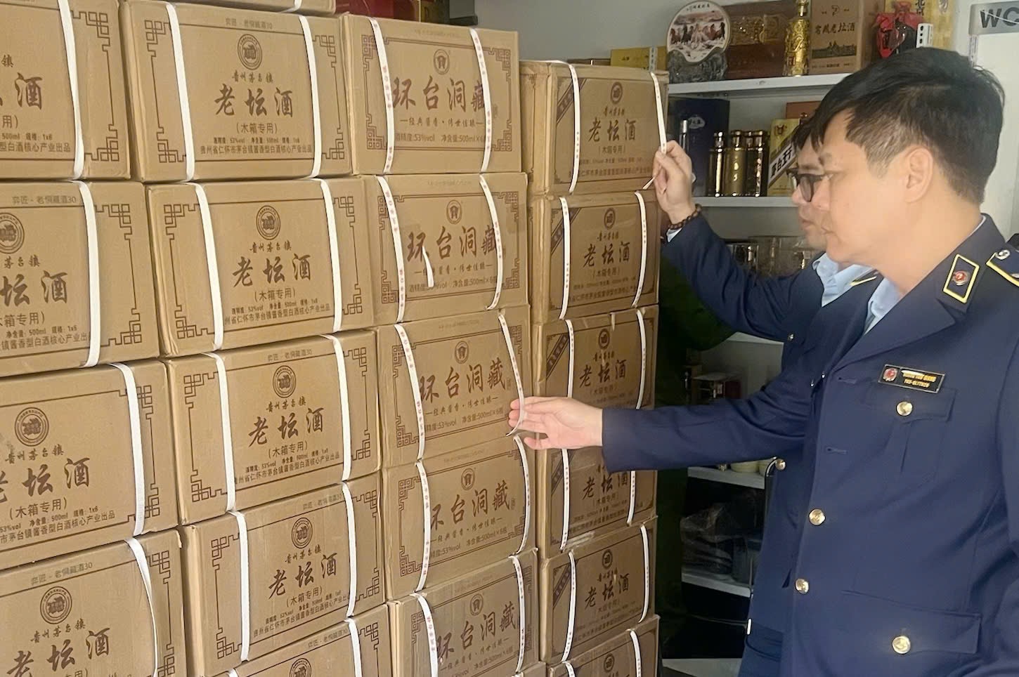 Đột xuất kiểm tra các hộ kinh doanh: Phát hiện nhiều sai phạm nghiêm trọng, có cơ sở bị phạt gần 100 triệu đồng- Ảnh 3. Đột xuất kiểm tra các hộ kinh doanh: Phát hiện nhiều sai phạm nghiêm trọng, có cơ sở bị phạt gần 100 triệu đồng- Ảnh 3.