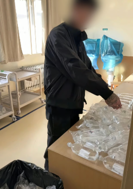 Nhờ bạn trai viết b&aacute;o c&aacute;o, sắp xếp t&uacute;i truyền dịch, nữ y t&aacute; bị đ&igrave;nh chỉ c&ocirc;ng t&aacute;c, hứng "gạch đ&aacute;" từ ph&iacute;a CĐM- Ảnh 3.