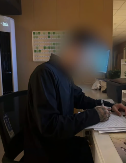 Nhờ bạn trai viết b&aacute;o c&aacute;o, sắp xếp t&uacute;i truyền dịch, nữ y t&aacute; bị đ&igrave;nh chỉ c&ocirc;ng t&aacute;c, hứng "gạch đ&aacute;" từ ph&iacute;a CĐM- Ảnh 2.