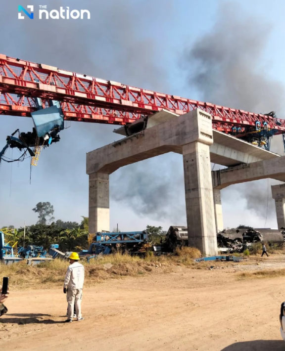 Th&aacute;i Lan: Cần cẩu đổ sập xuống đo&agrave;n t&agrave;u đang chạy, &iacute;t nhất 22 người thiệt mạng- Ảnh 6.