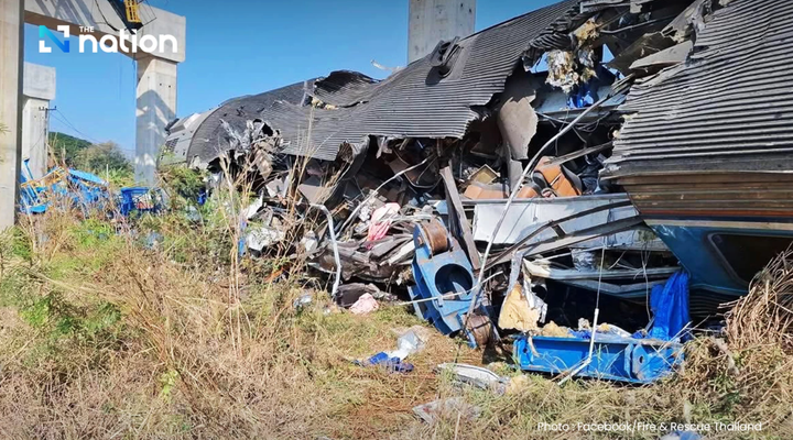 Cận cảnh t&agrave;u hoả vỡ n&aacute;t sau khi va chạm với cần cẩu x&acirc;y dựng, 22 người chết- Ảnh 2.