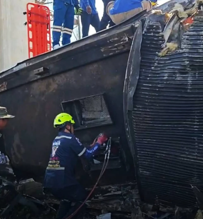 Cận cảnh t&agrave;u hoả vỡ n&aacute;t sau khi va chạm với cần cẩu x&acirc;y dựng, 22 người chết- Ảnh 5.