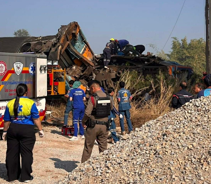 Cận cảnh t&agrave;u hoả vỡ n&aacute;t sau khi va chạm với cần cẩu x&acirc;y dựng, 22 người chết- Ảnh 4.