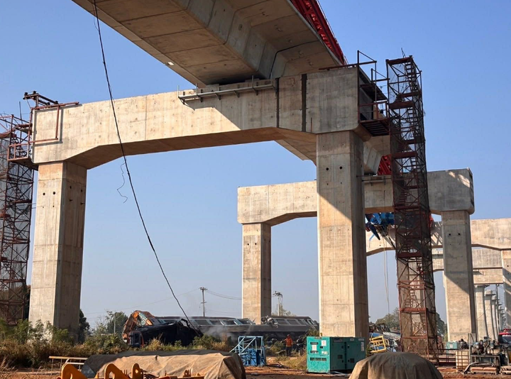 Cận cảnh t&agrave;u hoả vỡ n&aacute;t sau khi va chạm với cần cẩu x&acirc;y dựng, 22 người chết- Ảnh 6.