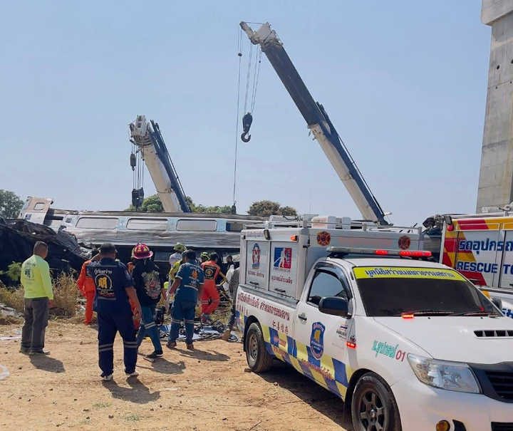 Cận cảnh t&agrave;u hoả vỡ n&aacute;t sau khi va chạm với cần cẩu x&acirc;y dựng, 22 người chết- Ảnh 3.