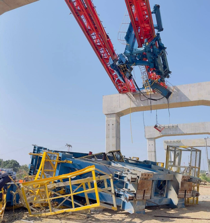 Cận cảnh t&agrave;u hoả vỡ n&aacute;t sau khi va chạm với cần cẩu x&acirc;y dựng, 22 người chết- Ảnh 7.