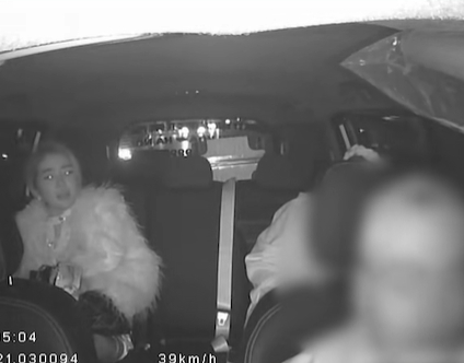 L&ecirc;n xe muộn 20 ph&uacute;t, nữ TikToker văng tục v&agrave; đ&ograve;i xuống xe khi bị t&agrave;i xế ph&agrave;n n&agrave;n về "&yacute; thức"- Ảnh 2.