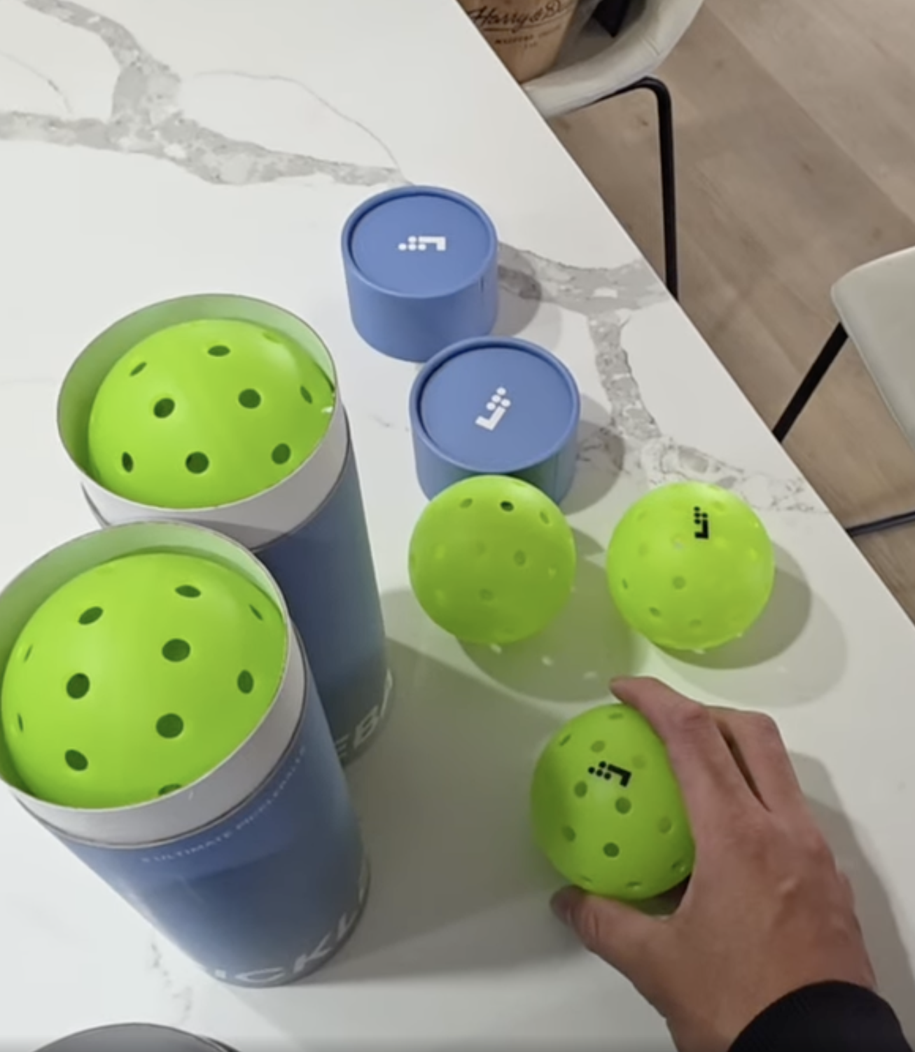 Quang Dương nhận x&eacute;t b&oacute;ng LT Pro 48 ở Việt Nam tr&ocirc;ng giống 