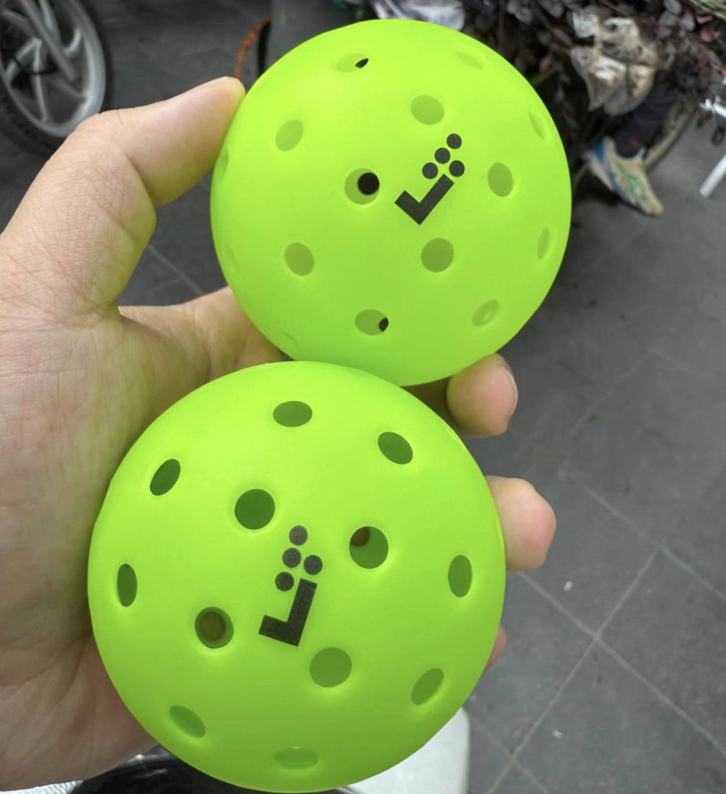 Quang Dương nhận x&eacute;t b&oacute;ng LT Pro 48 ở Việt Nam tr&ocirc;ng giống 