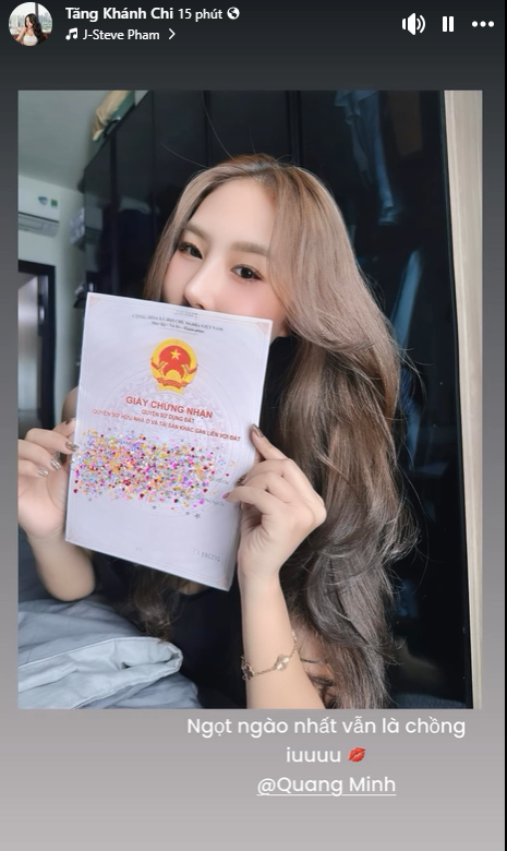 Sao nam Vbiz lấy vợ k&eacute;m 37 tuổi, vừa h&agrave;o ph&oacute;ng tặng nửa kia cuốn sổ đỏ- Ảnh 1.