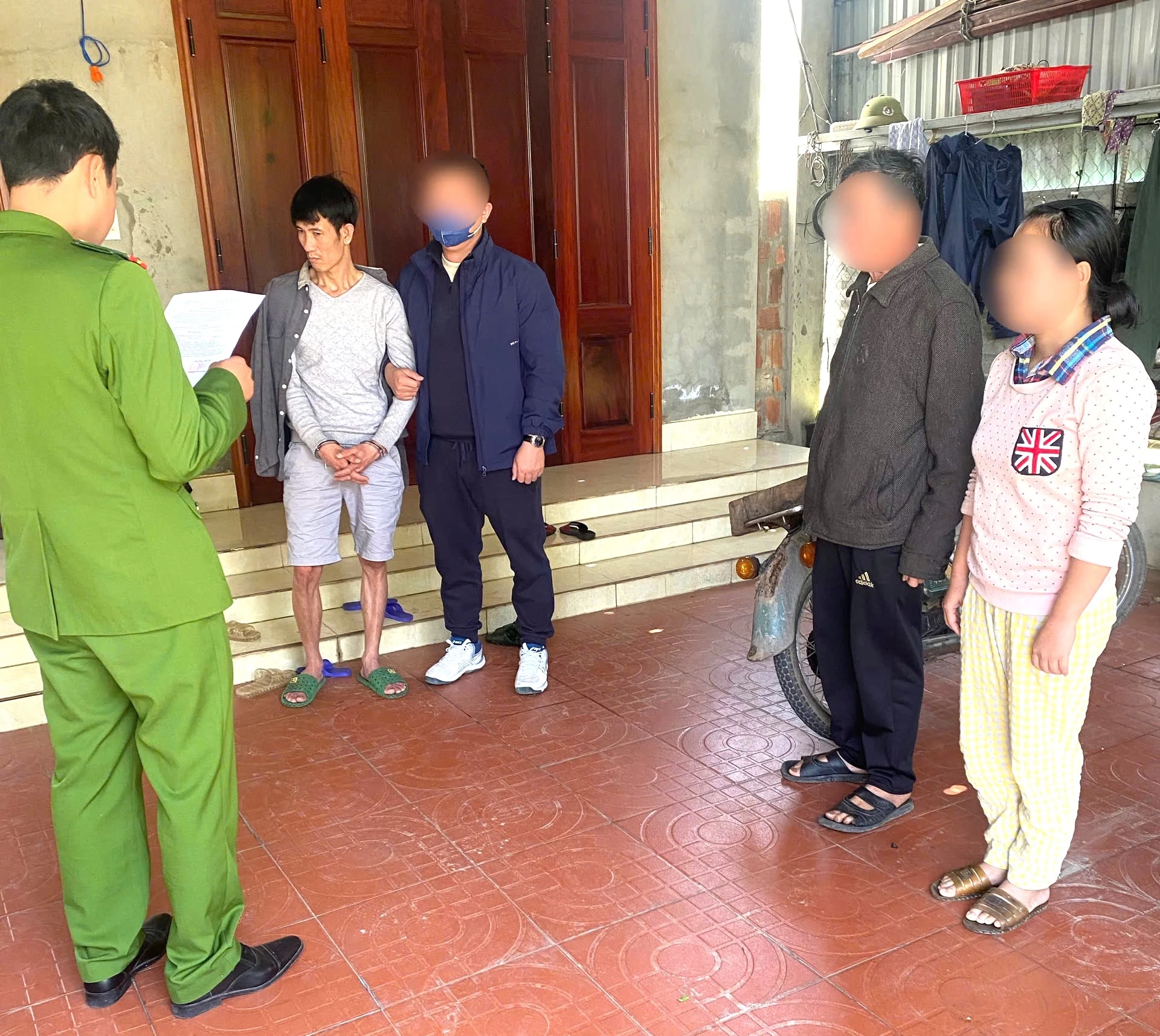 Quảng Trị: Ph&aacute;t hiện ổ cất giấu ma t&uacute;y, bắt giữ 2 nghi phạm- Ảnh 3.