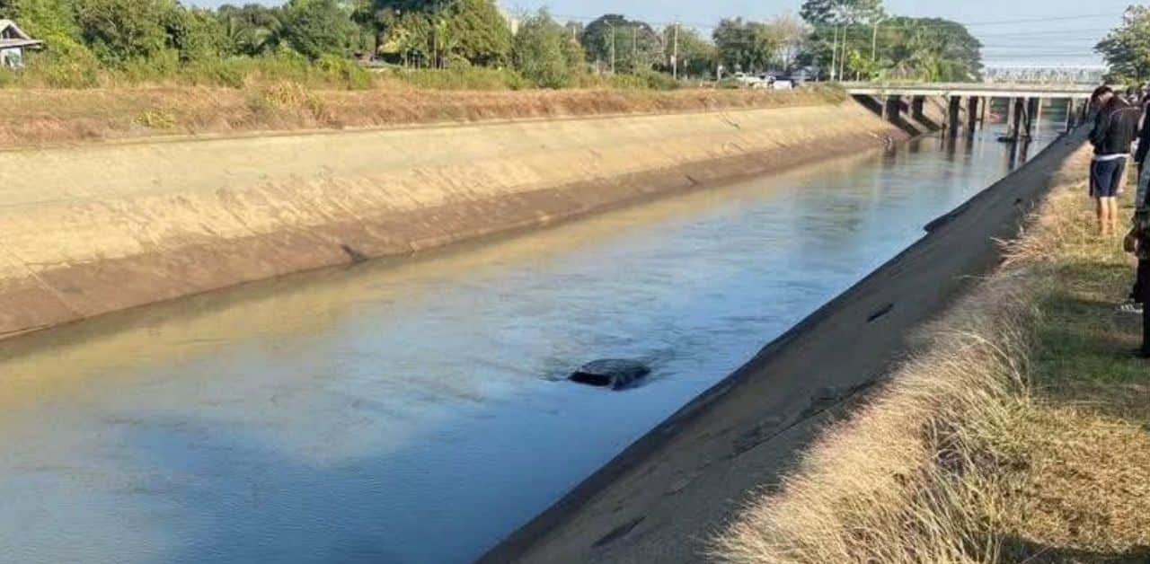 Ph&aacute;t hiện 1 chiếc &ocirc; t&ocirc; dưới k&ecirc;nh c&ugrave;ng bộ h&agrave;i cốt b&ecirc;n trong, nghi của người đ&agrave;n &ocirc;ng mất t&iacute;ch từ năm 2023- Ảnh 1.