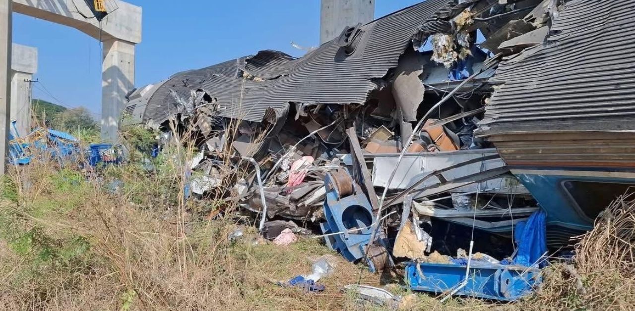 Th&aacute;i Lan: Cần cẩu đổ sập xuống đo&agrave;n t&agrave;u đang chạy, &iacute;t nhất 22 người thiệt mạng- Ảnh 2.