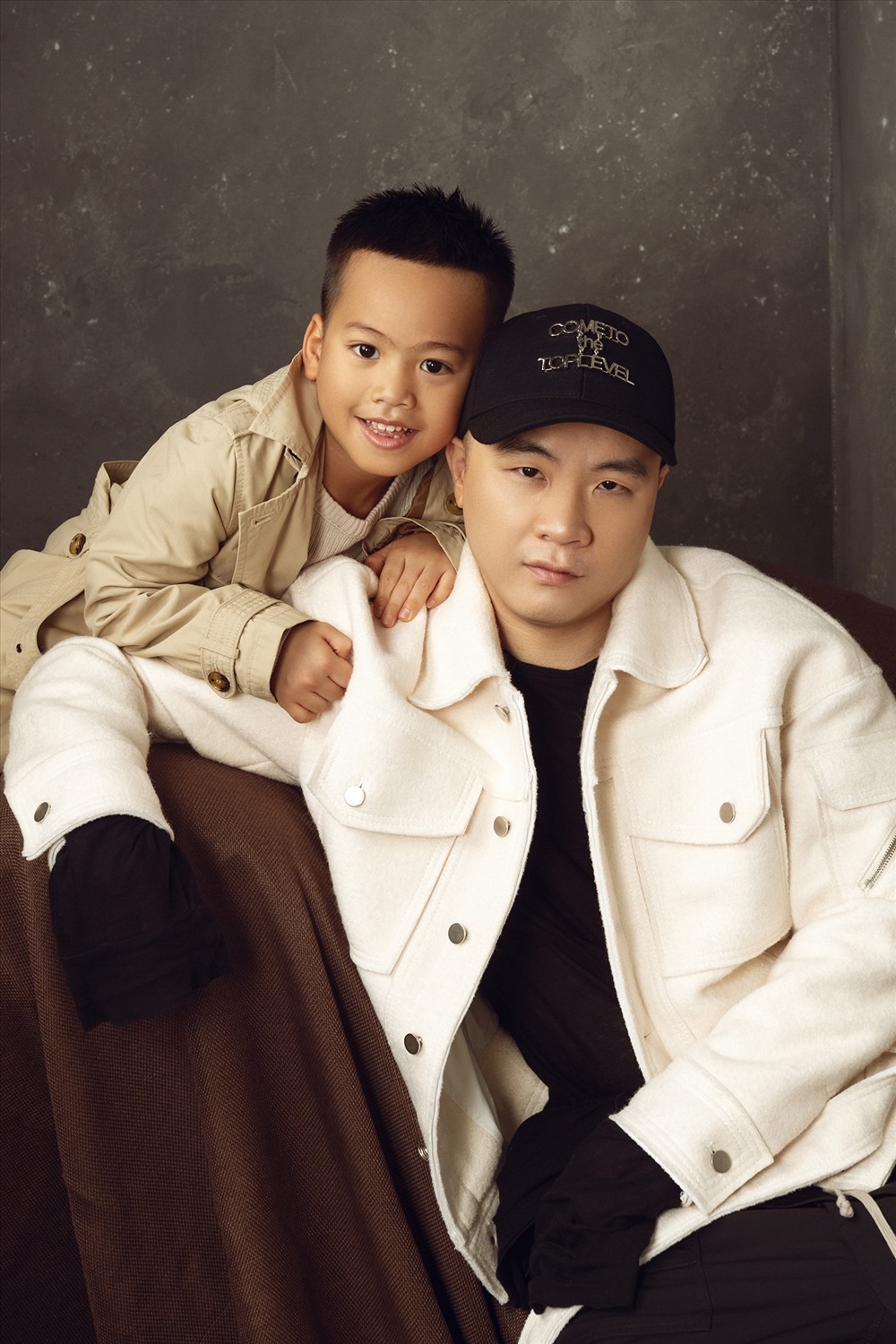 Cả showbiz c&oacute; đ&uacute;ng 1 người: Nu&ocirc;i 10 người con kh&ocirc;ng c&ugrave;ng huyết thống, ở biệt thự 