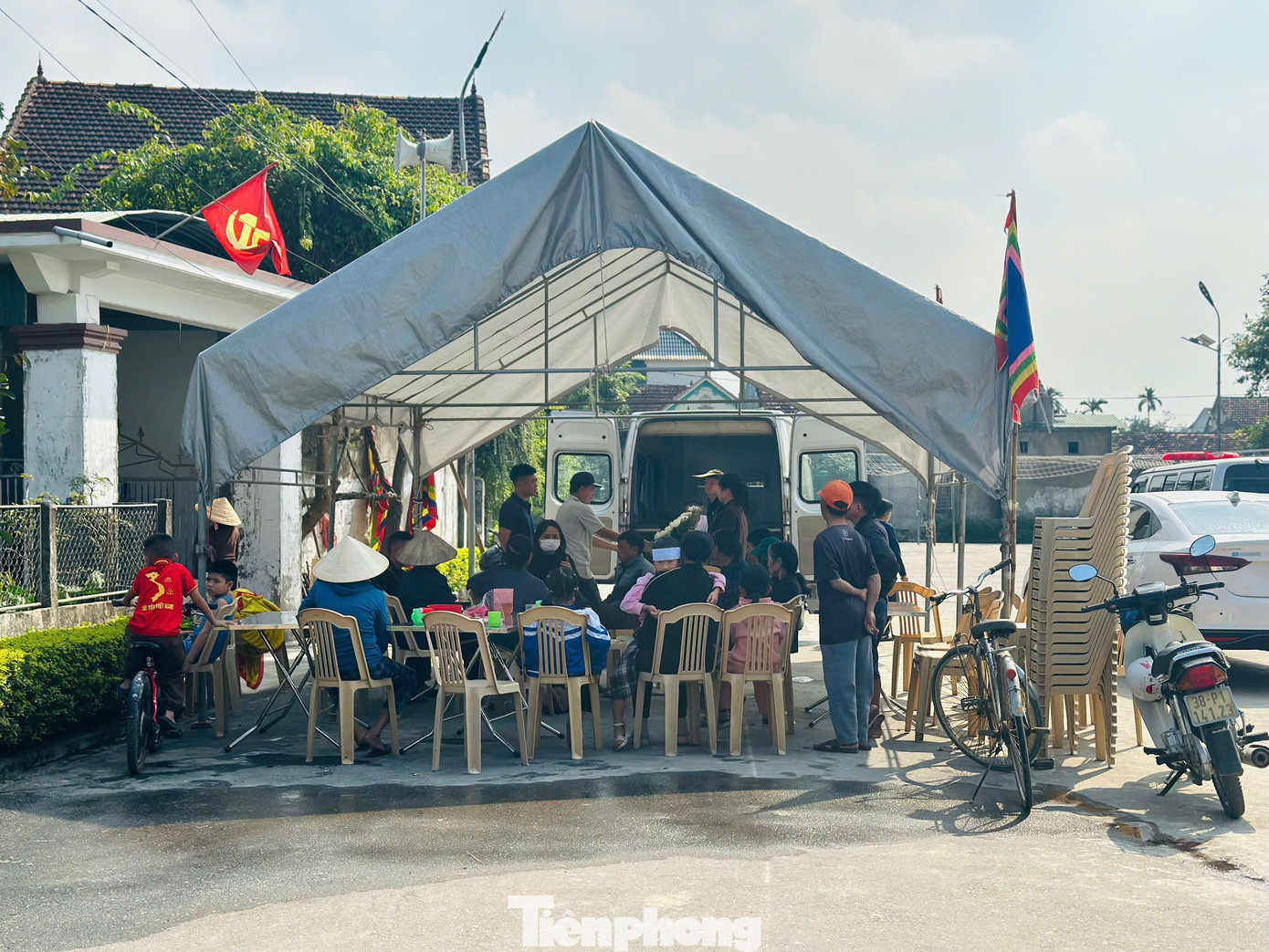 Xe chở 11 người gặp nạn khi đi thăm nh&agrave; trai: Thắt l&ograve;ng 3 đ&aacute;m tang c&ugrave;ng một x&oacute;m- Ảnh 1.