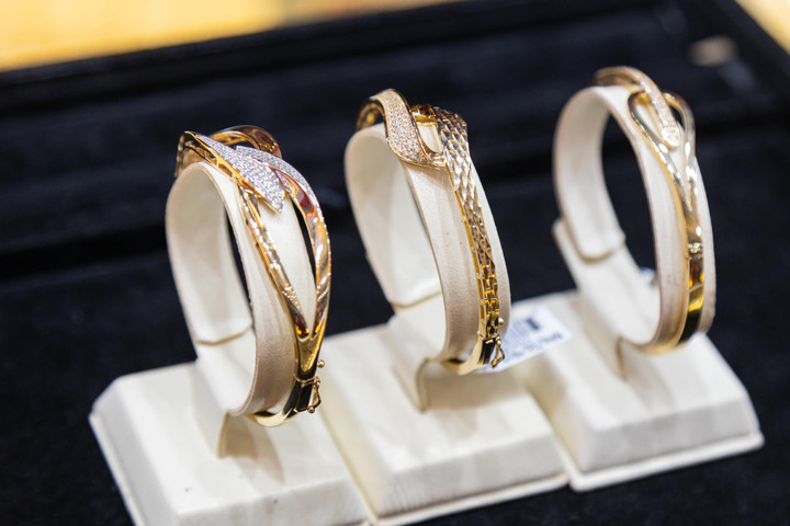 Gi&aacute; v&agrave;ng h&ocirc;m nay 14/1: Giảm nhẹ từ đỉnh lịch sử- Ảnh 1.