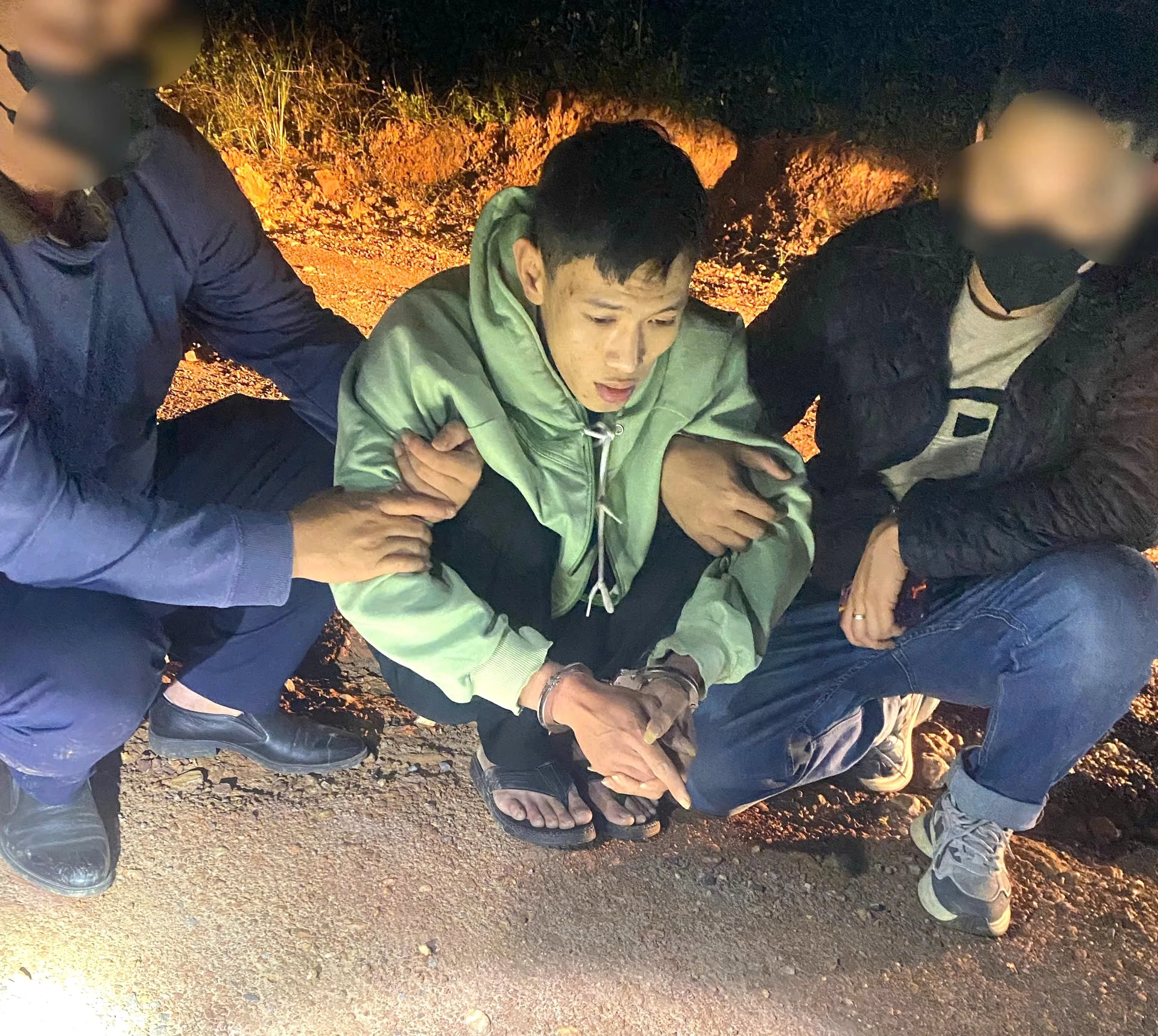 Quảng Trị: Ph&aacute;t hiện ổ cất giấu ma t&uacute;y, bắt giữ 2 nghi phạm- Ảnh 1.