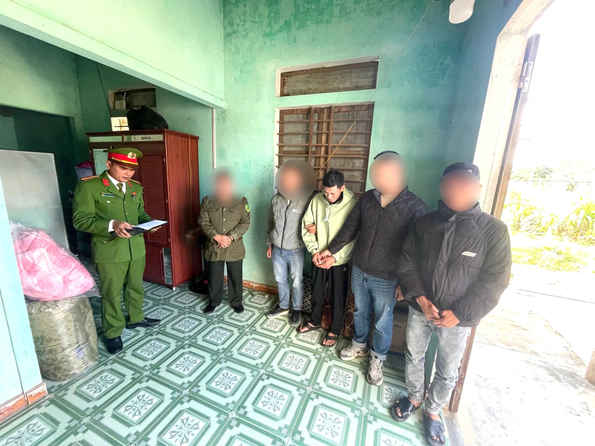 Quảng Trị: Ph&aacute;t hiện ổ cất giấu ma t&uacute;y, bắt giữ 2 nghi phạm- Ảnh 2.