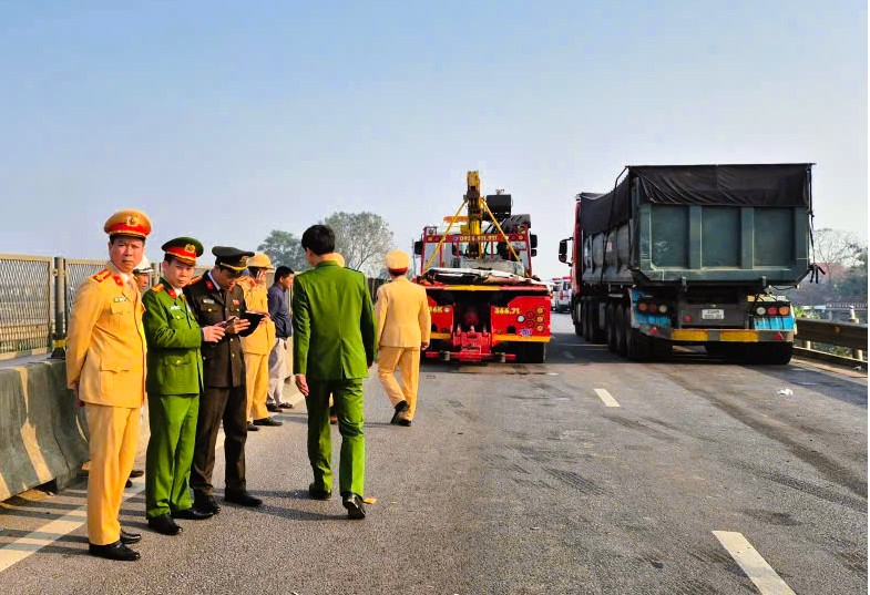Hiện trường vụ tai nạn thảm khốc trên cao tốc khiến 4 người chết, 6 người bị thương- Ảnh 4. Hiện trường vụ tai nạn thảm khốc trên cao tốc khiến 4 người chết, 6 người bị thương- Ảnh 4.