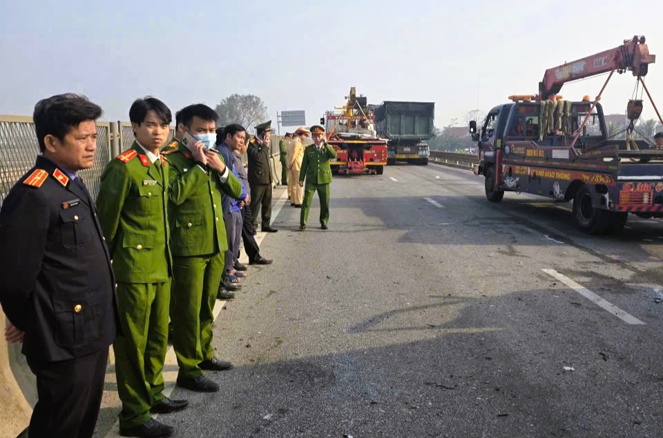 Hiện trường vụ tai nạn thảm khốc trên cao tốc khiến 4 người chết, 6 người bị thương- Ảnh 2. Hiện trường vụ tai nạn thảm khốc trên cao tốc khiến 4 người chết, 6 người bị thương- Ảnh 2.