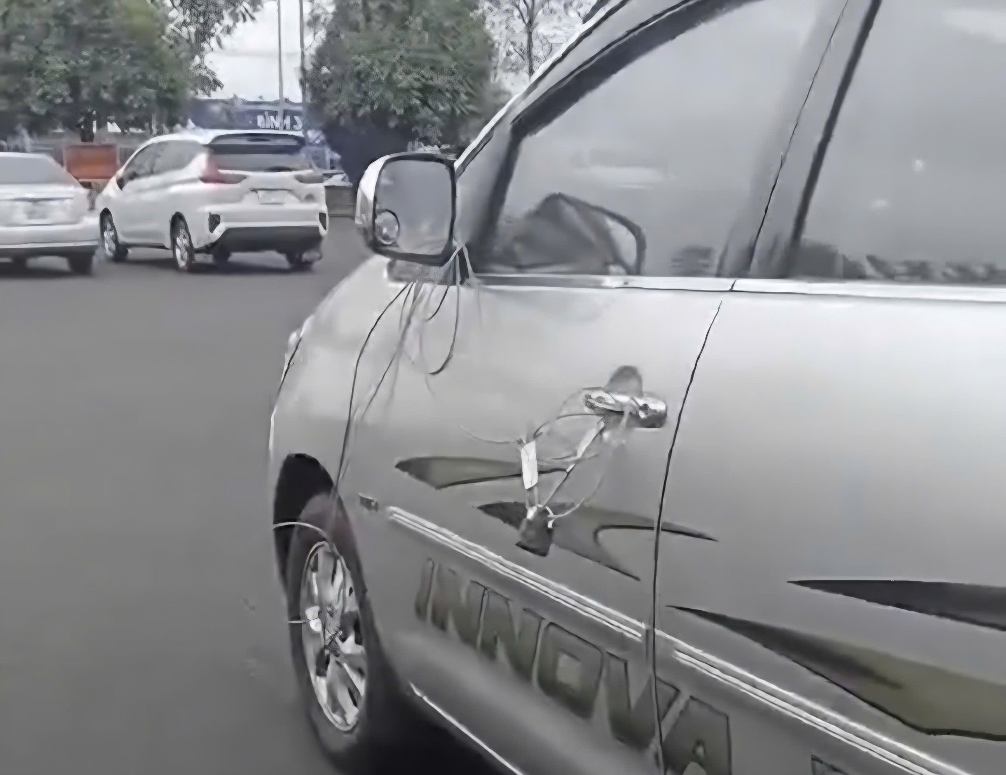 Bệnh viện th&ocirc;ng tin về vụ "bảo vệ kh&oacute;a cửa &ocirc; t&ocirc; của người chở bệnh nh&acirc;n đi cấp cứu"- Ảnh 1.