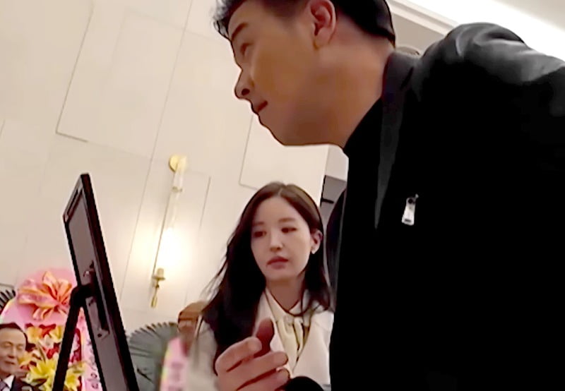 Nam thần 1m8 đẹp nhất nước nay sống sung sướng b&ecirc;n b&agrave; x&atilde; kiếm tiền giỏi, khiến 3 triệu người cho&aacute;ng- Ảnh 3.