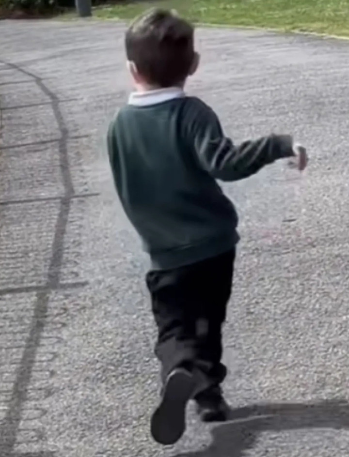 Mẹ ph&aacute;t hiện căn bệnh đ&aacute;ng sợ của con trai nhờ quan s&aacute;t d&aacute;ng đi bất thường- Ảnh 1.