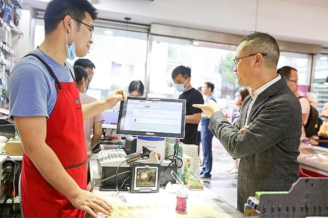 Ph&aacute;t hiện chủ tiệm tạp ho&aacute; chuyển khoản 354 lần cho kh&aacute;ch h&agrave;ng cũ tổng cộng 1 tỷ đồng, sau 10 năm mới b&aacute;o c&ocirc;ng an- Ảnh 1.