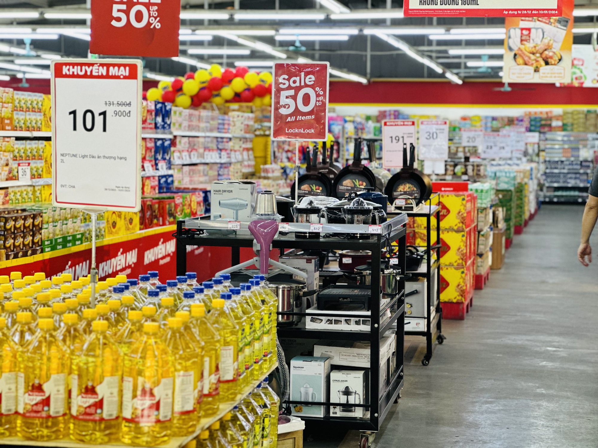 C&ograve;n hơn 1 th&aacute;ng mới đến Tết B&iacute;nh Ngọ 2026, c&aacute;c si&ecirc;u thị đ&atilde; 'tổng lực' k&iacute;ch cầu, c&oacute; nơi giảm mạnh 50% - gi&aacute; trị h&agrave;ng h&oacute;a t&iacute;ch trữ l&ecirc;n đến 26.000 tỷ đồng- Ảnh 2.
