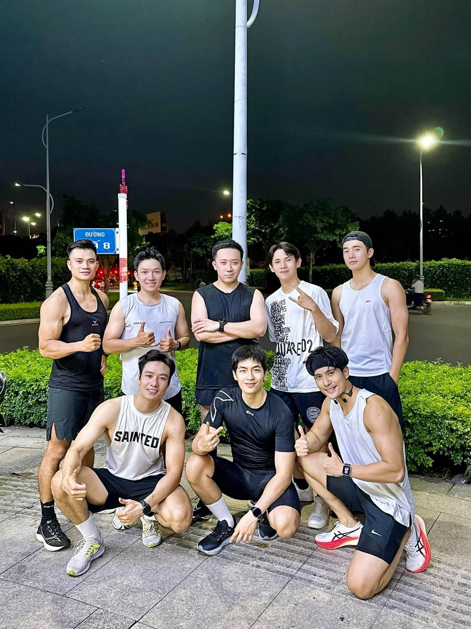 Bạn trai k&eacute;m 11 tuổi của Lệ Quy&ecirc;n kh&ocirc;ng d&aacute;m &ocirc;m hoa hậu Tiểu Vy: 