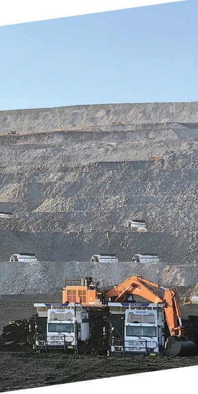 Ph&aacute;t hiện hơn 200 xe tải Trung Quốc kh&ocirc;ng người l&aacute;i b&iacute; mật khai th&aacute;c kho b&aacute;u lộ thi&ecirc;n lớn bậc nhất to&agrave;n cầu, diện t&iacute;ch bằng hơn 10.000 s&acirc;n b&oacute;ng đ&aacute;- Ảnh 2.