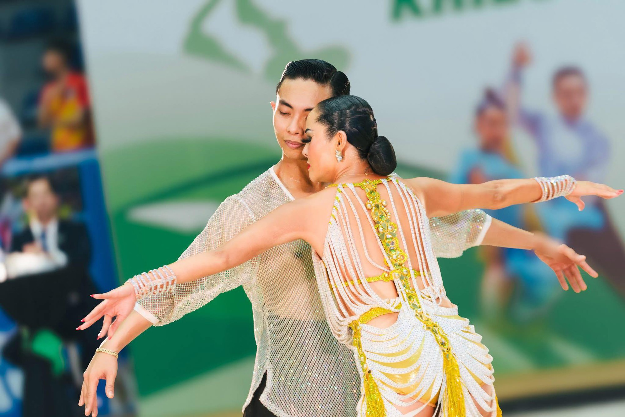 Kh&aacute;nh Thi nhắc nhở Thu Hương - bạn nhảy của Phan Hiển: 