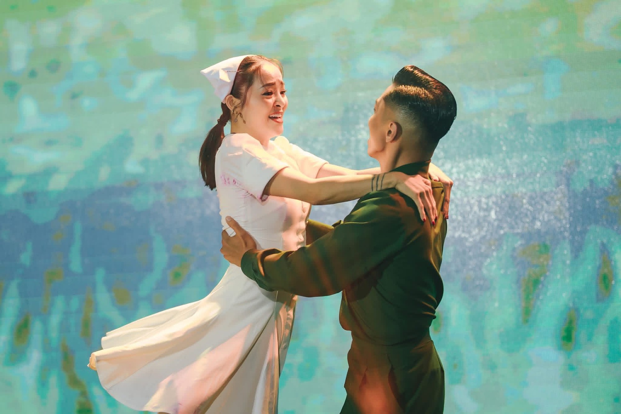 Kh&aacute;nh Thi nhắc nhở Thu Hương - bạn nhảy của Phan Hiển: 