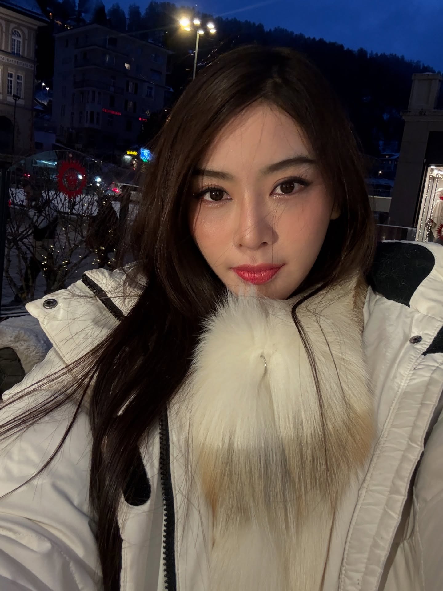 Lộ diện người đ&agrave;n &ocirc;ng đang ở cạnh Linh Trương giữa ồn &agrave;o &ldquo;đ&ograve;i danh phận&rdquo;- Ảnh 1.