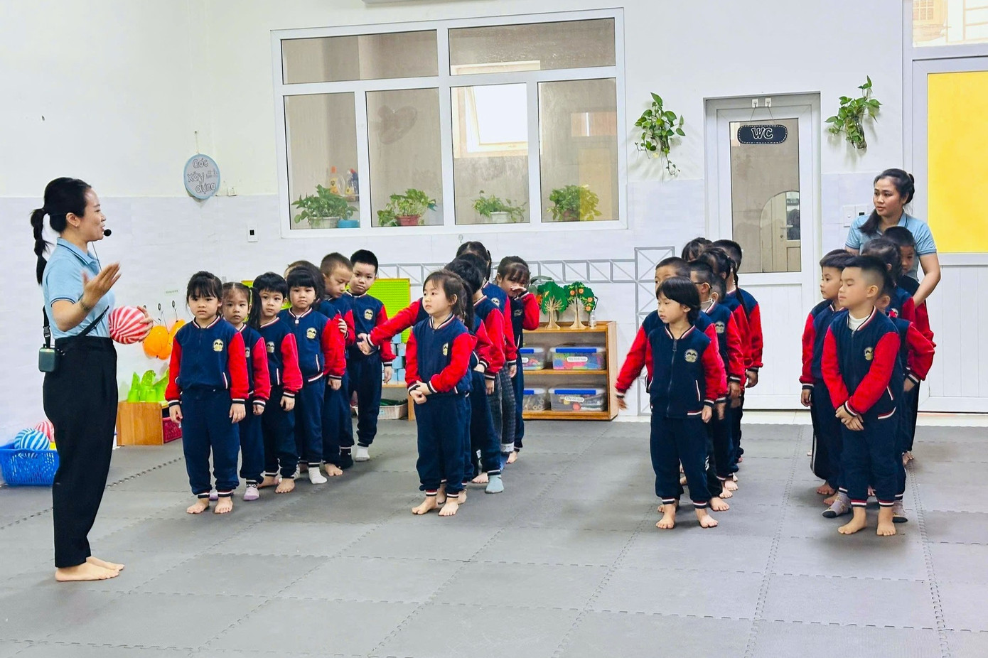 Gi&aacute;o vi&ecirc;n, nh&acirc;n vi&ecirc;n hợp đồng thấp thỏm lo mất việc- Ảnh 1.